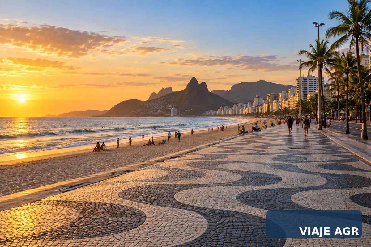 Calçadão de Copacabana e praia ao pôr do sol no Rio de Janeiro