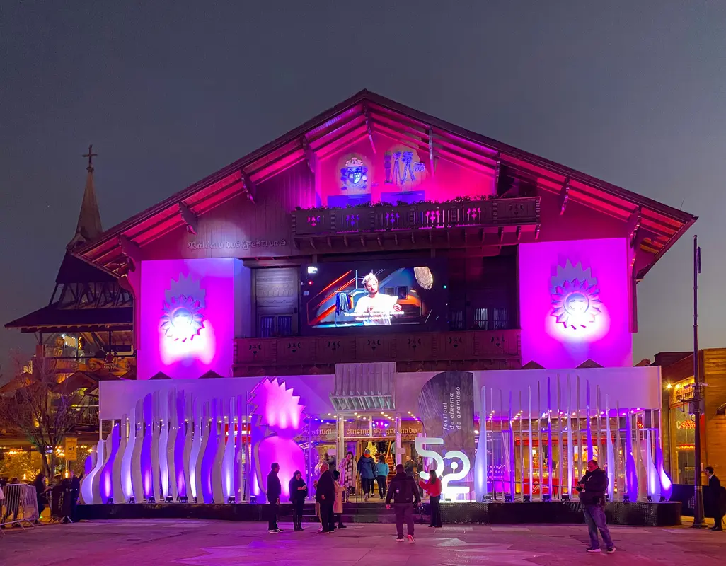 Palácio dos Festivais iluminado à noite no centro de Gramado